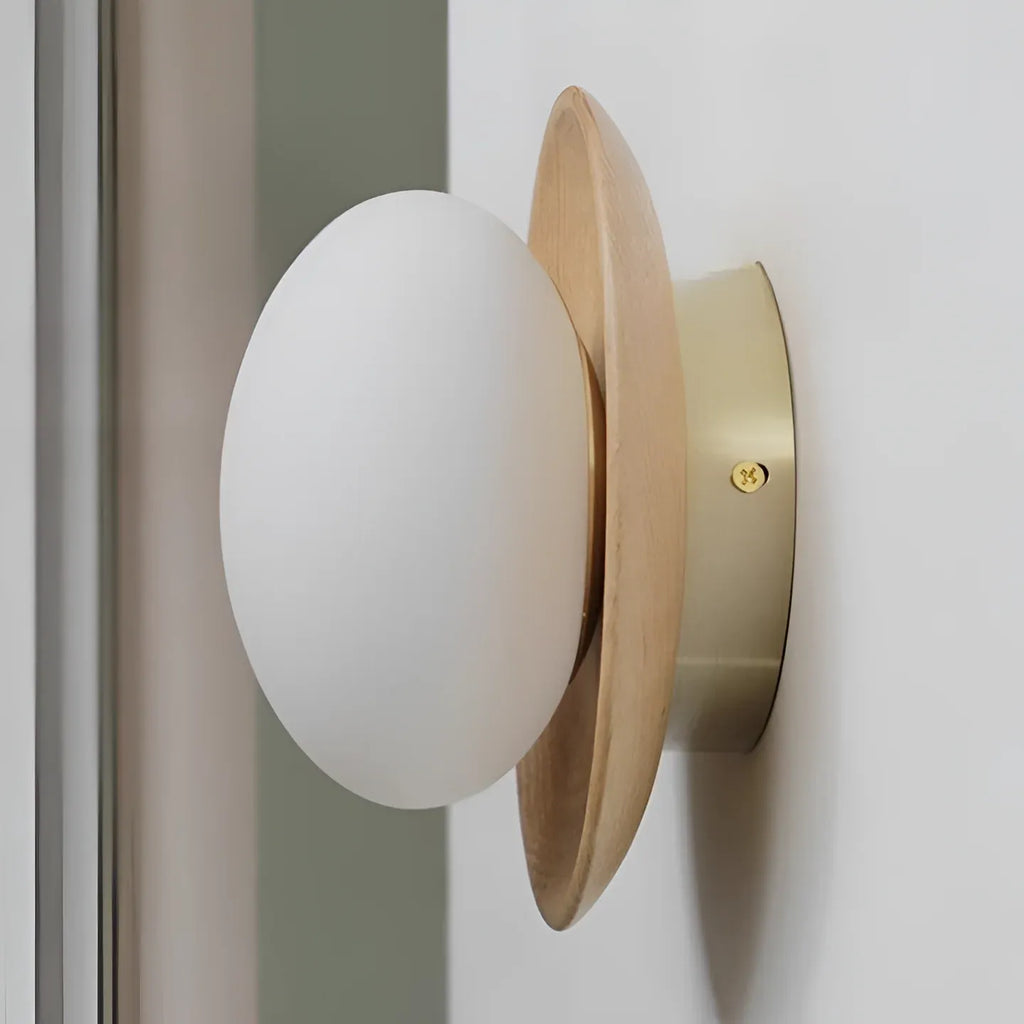Wandleuchte mit integrierter LED, natürlichem Messing und minimalistischem Design