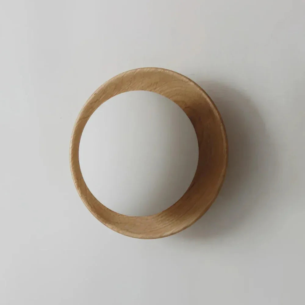 Wandleuchte mit integrierter LED, natürlichem Messing und minimalistischem Design