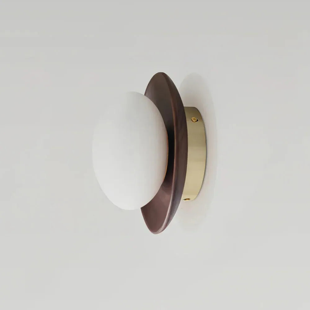 Wandleuchte mit integrierter LED, natürlichem Messing und minimalistischem Design