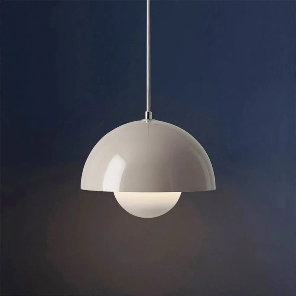 Lampada a sospensione con cavo regolabile e design in metallo ispirato a un fungo