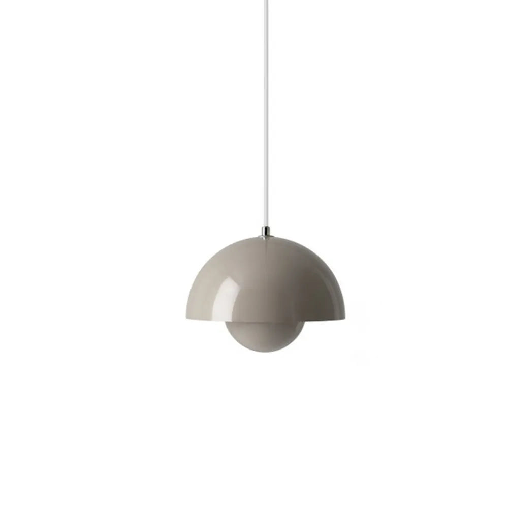 Lampada a sospensione con cavo regolabile e design in metallo ispirato a un fungo