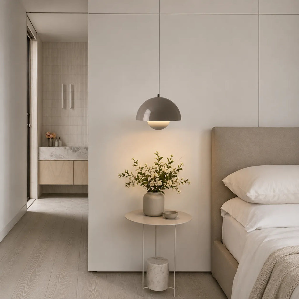 Lampada a sospensione con cavo regolabile e design in metallo ispirato a un fungo