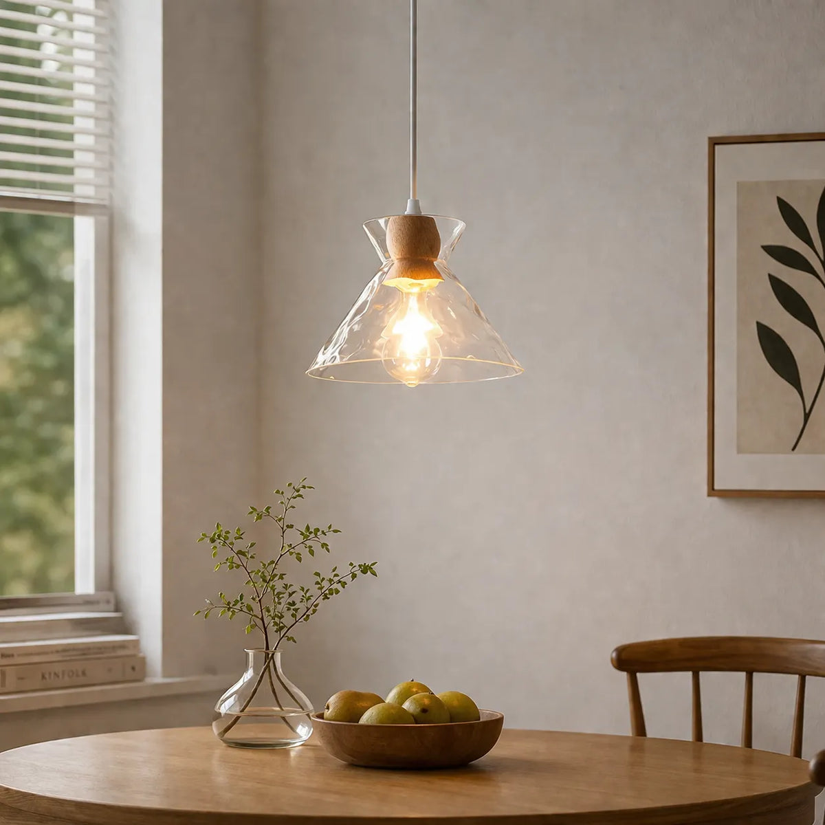 Pendelleuchte mit klarer Glaskuppel und Holzakzent für Wohnzimmer, Esszimmer und Küche