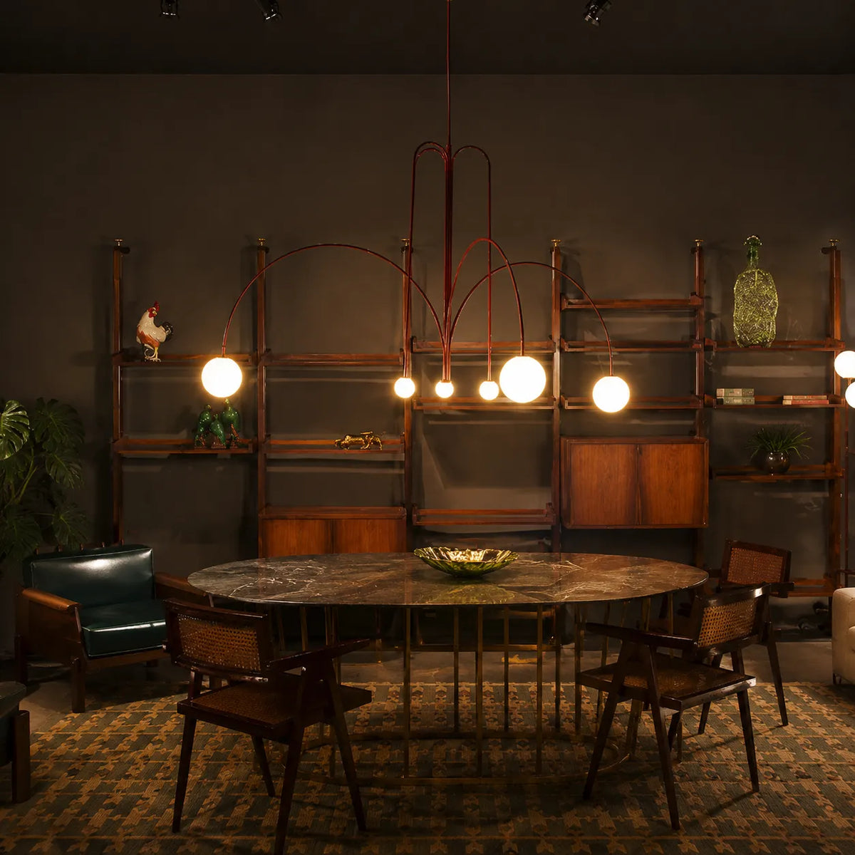 Pendelleuchte mit mundgeblasenem Glasschirm und Metallrahmen für Ess- und Wohnzimmer
