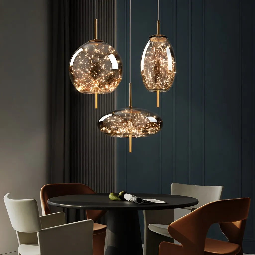 Pendelleuchte mit skulpturalen Glasformen und höhenverstellbarer Aufhängung für moderne Esszimmer