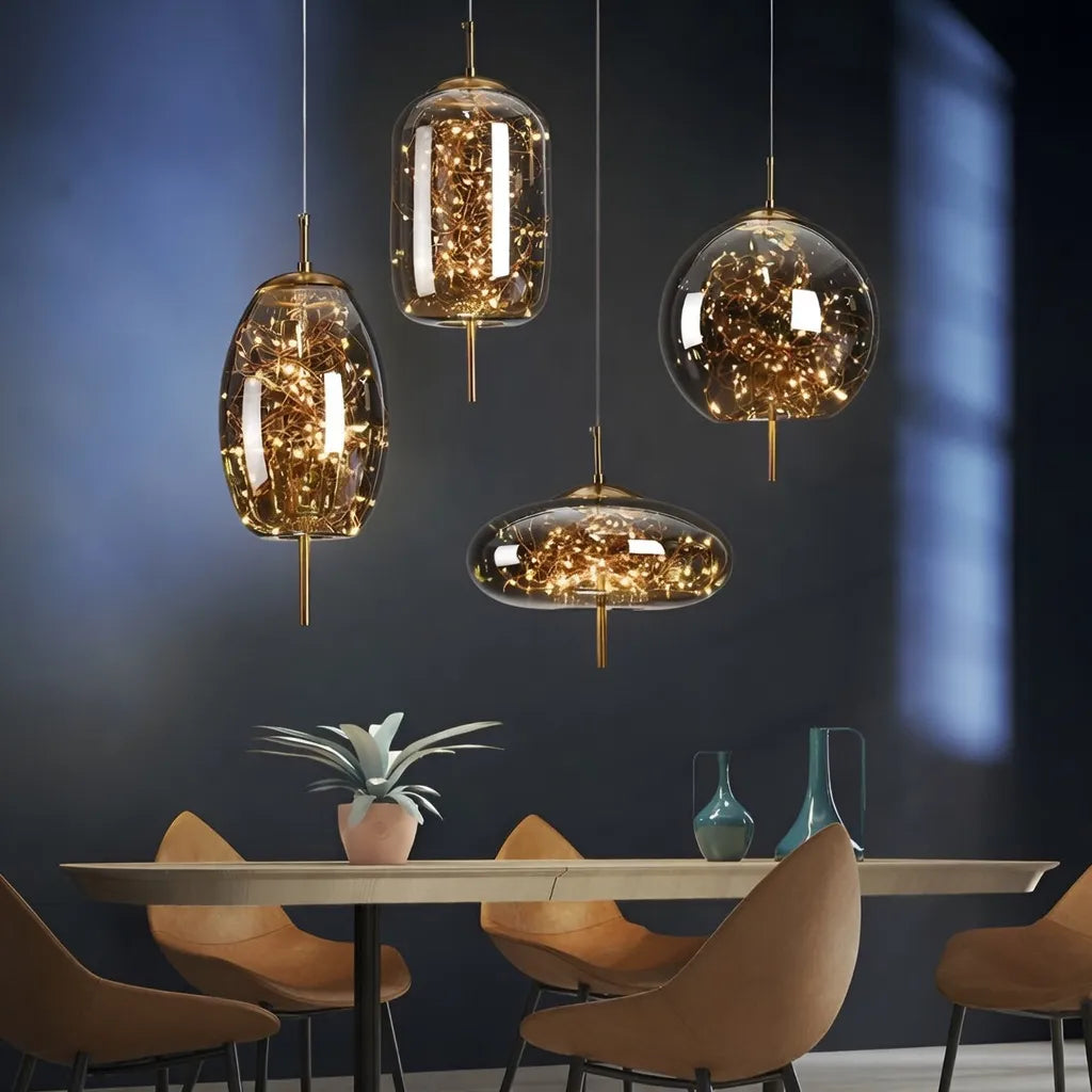 Pendelleuchte mit skulpturalen Glasformen und höhenverstellbarer Aufhängung für moderne Esszimmer