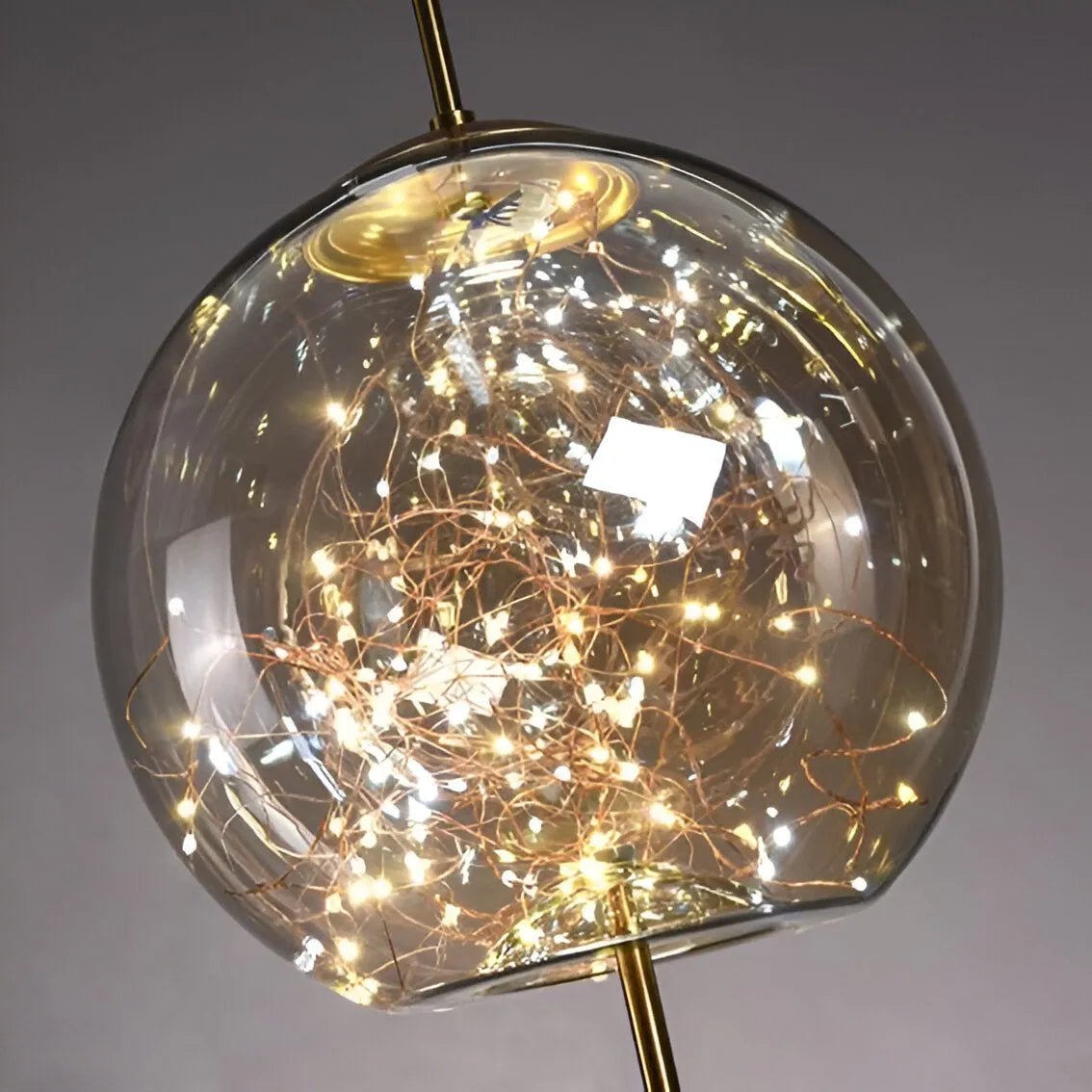 Pendelleuchte mit skulpturalen Glasformen und höhenverstellbarer Aufhängung für moderne Esszimmer