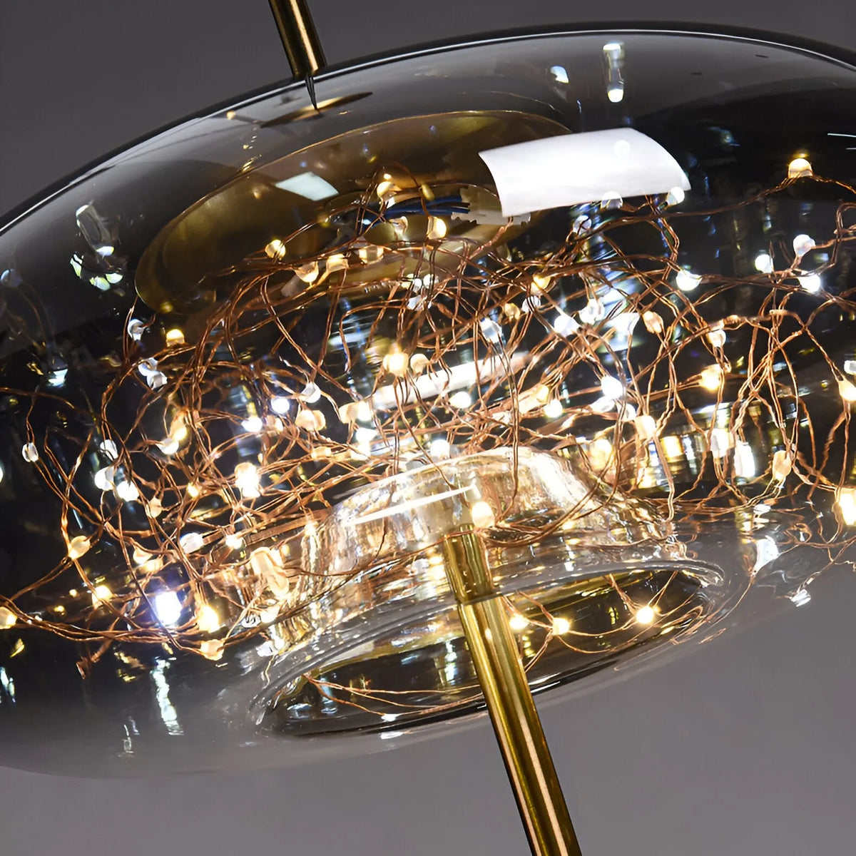 Pendelleuchte mit skulpturalen Glasformen und höhenverstellbarer Aufhängung für moderne Esszimmer