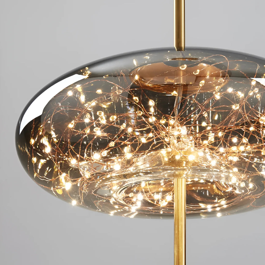 Pendelleuchte mit skulpturalen Glasformen und höhenverstellbarer Aufhängung für moderne Esszimmer