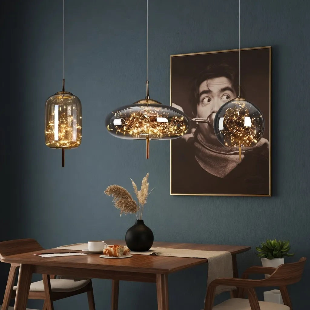 Pendelleuchte mit skulpturalen Glasformen und höhenverstellbarer Aufhängung für moderne Esszimmer
