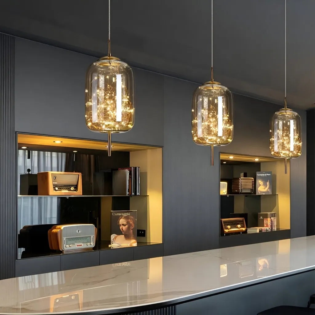 Pendelleuchte mit skulpturalen Glasformen und höhenverstellbarer Aufhängung für moderne Esszimmer