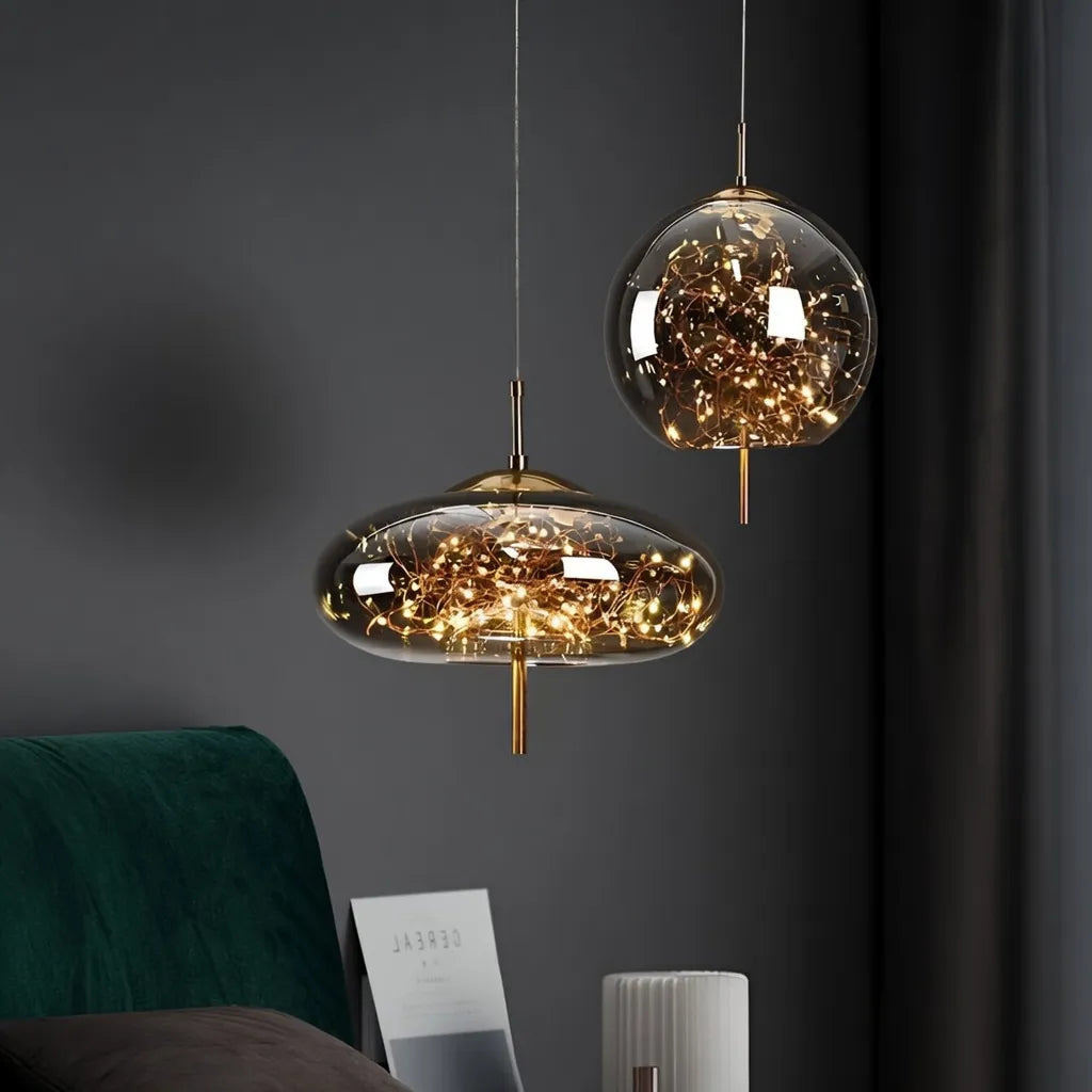 Pendelleuchte mit skulpturalen Glasformen und höhenverstellbarer Aufhängung für moderne Esszimmer