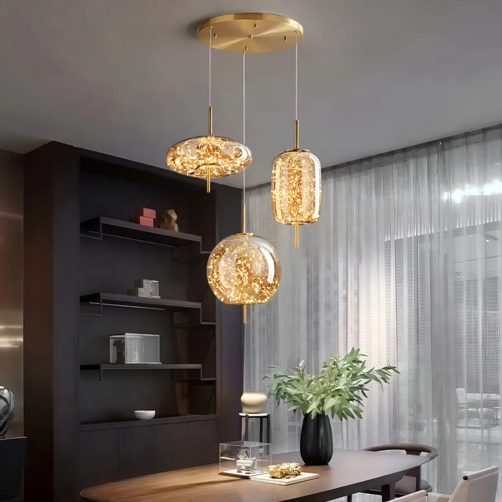 Pendelleuchte mit skulpturalen Glasformen und höhenverstellbarer Aufhängung für moderne Esszimmer