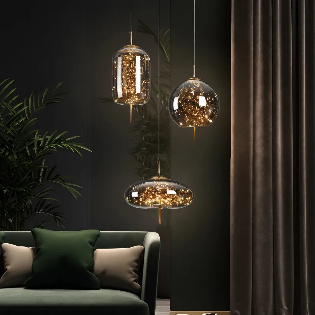 Pendelleuchte mit skulpturalen Glasformen und höhenverstellbarer Aufhängung für moderne Esszimmer