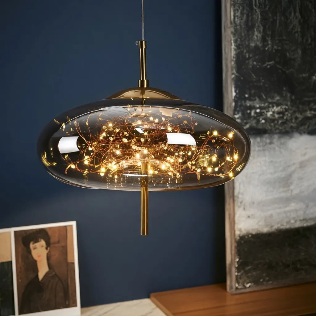 Pendelleuchte mit skulpturalen Glasformen und höhenverstellbarer Aufhängung für moderne Esszimmer