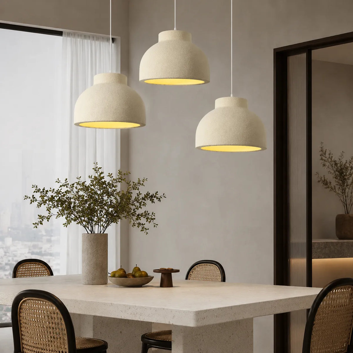 Pendelleuchte mit skulpturalem Kuppelschirm und organischer Oberfläche für das Esszimmer