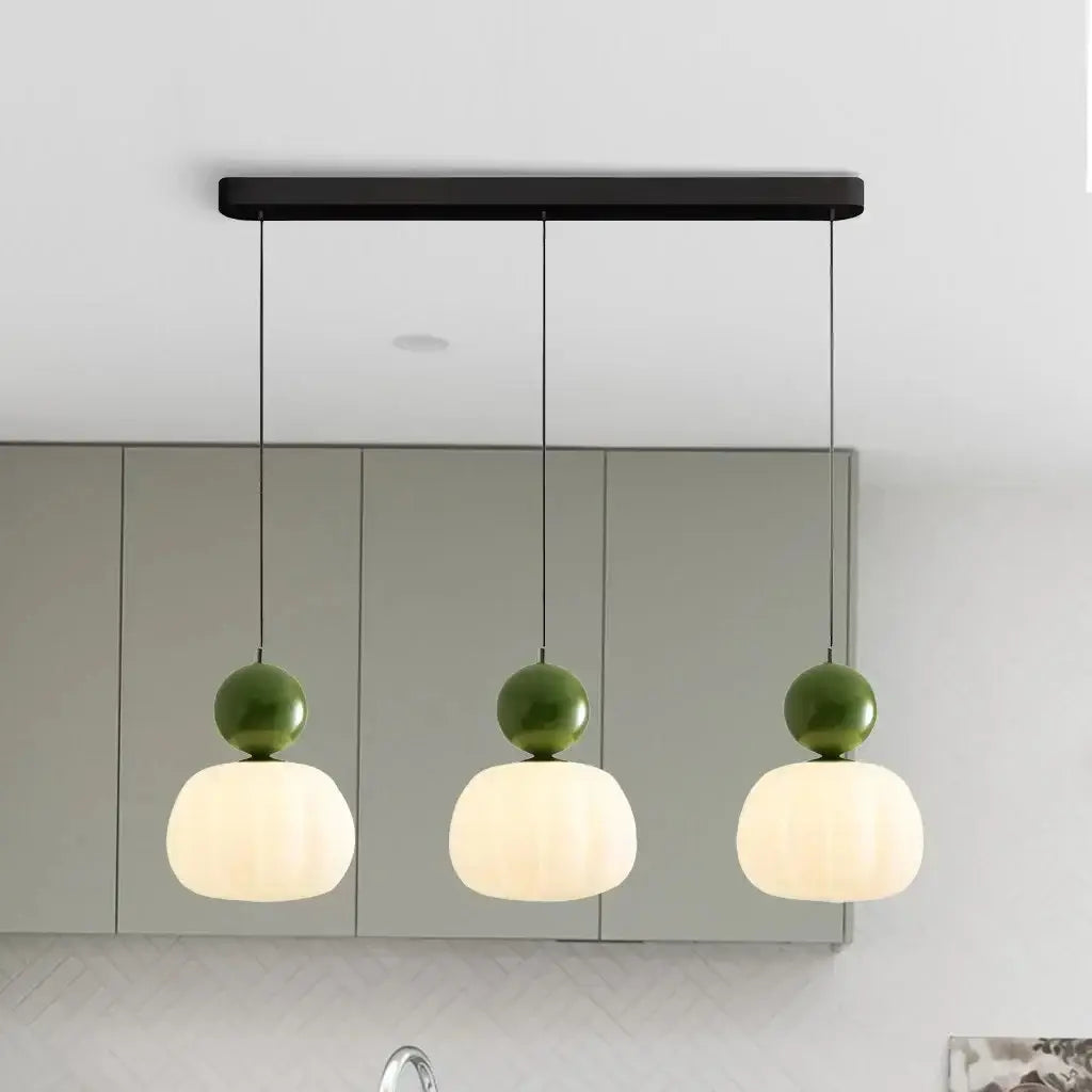 Pendelleuchte mit geripptem Acrylschirm und glänzendem Kugeldesign