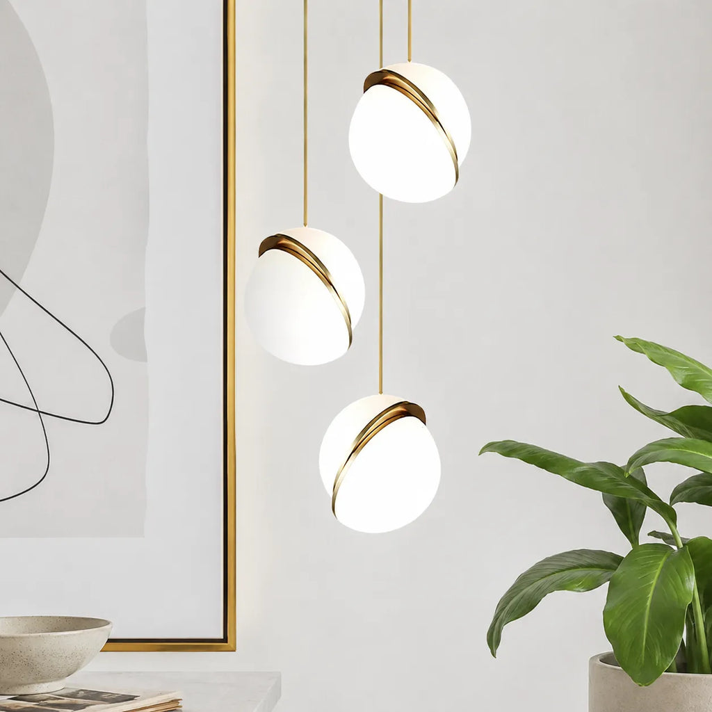 Pendelleuchte mit moderner Messingkugel und Acryldiffusor
