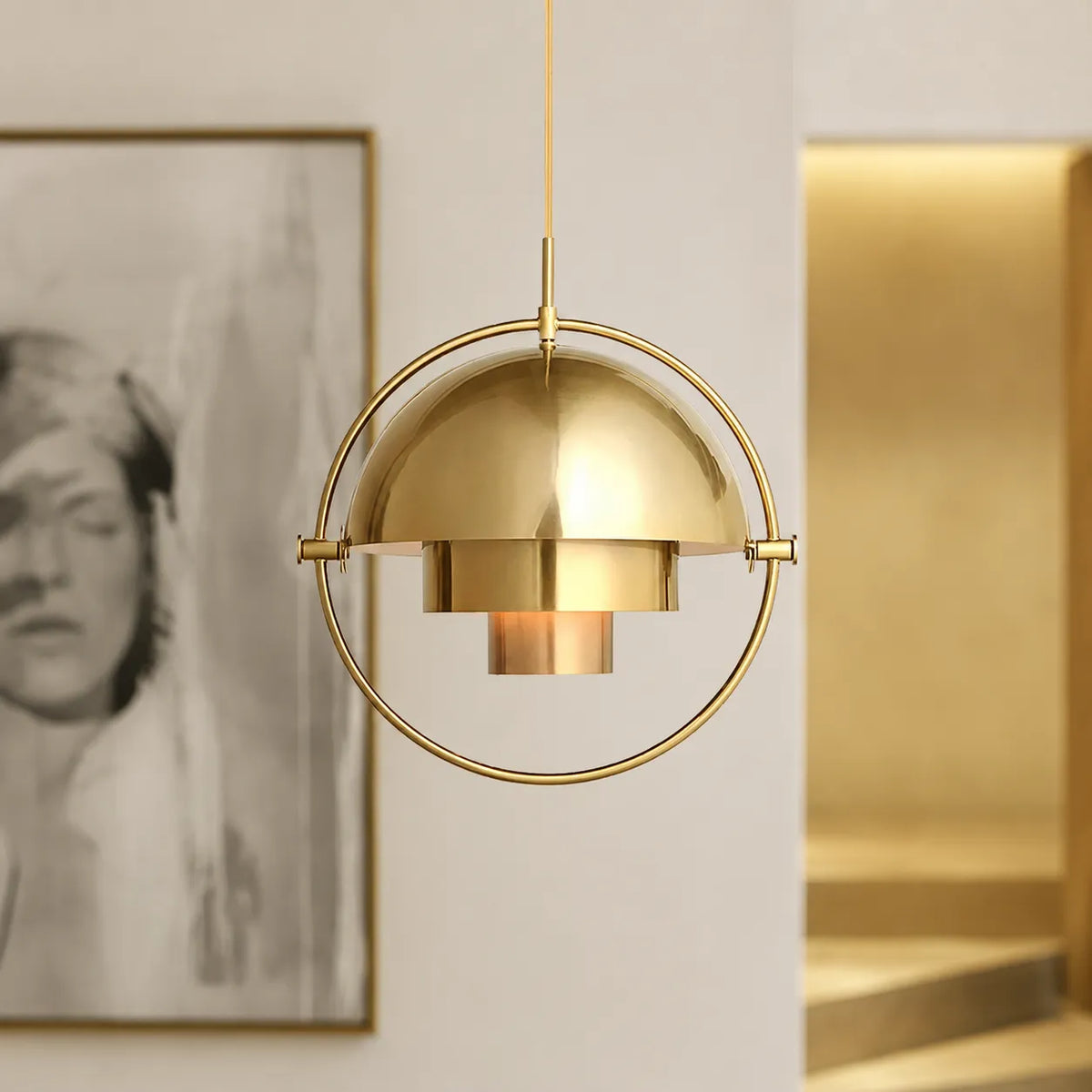 Lámpara colgante con diseño moderno de esfera y carcasa metálica ajustable
