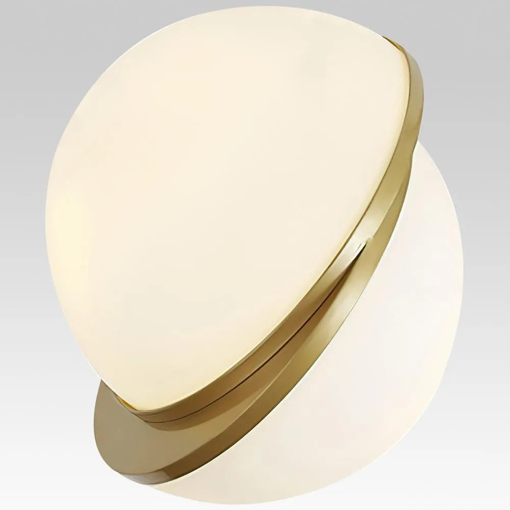 Pendelleuchte mit moderner Messingkugel und Acryldiffusor