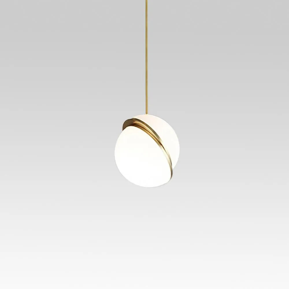 Pendelleuchte mit moderner Messingkugel und Acryldiffusor