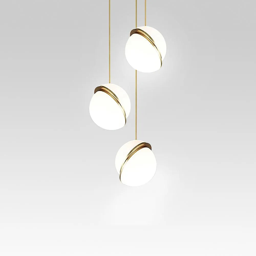 Pendelleuchte mit moderner Messingkugel und Acryldiffusor