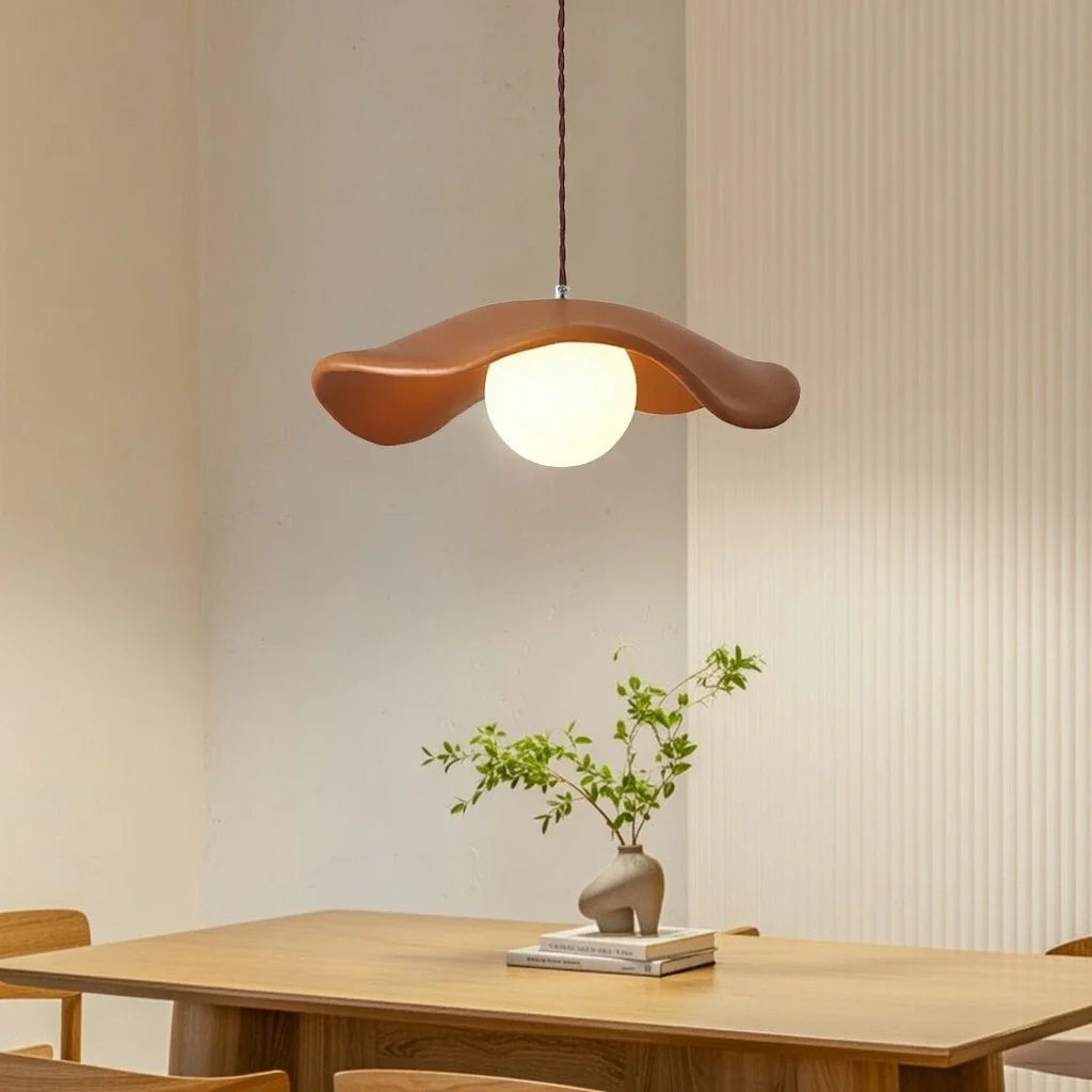 Pendelleuchte mit skulpturalem Design aus Kunstharz und verstellbarer Aufhängung für das Esszimmer