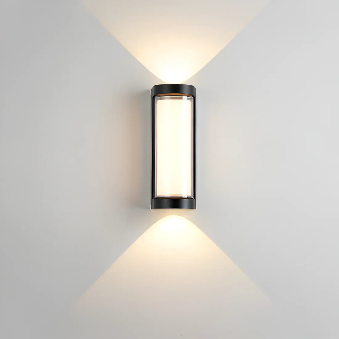 Außenwandleuchte mit mattem Acryldiffusor und LED-Beleuchtung nach oben und unten