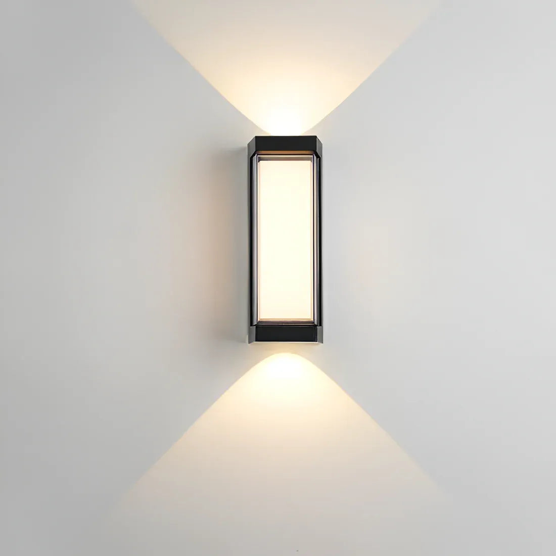 Außenwandleuchte mit mattem Acryldiffusor und LED-Beleuchtung nach oben und unten