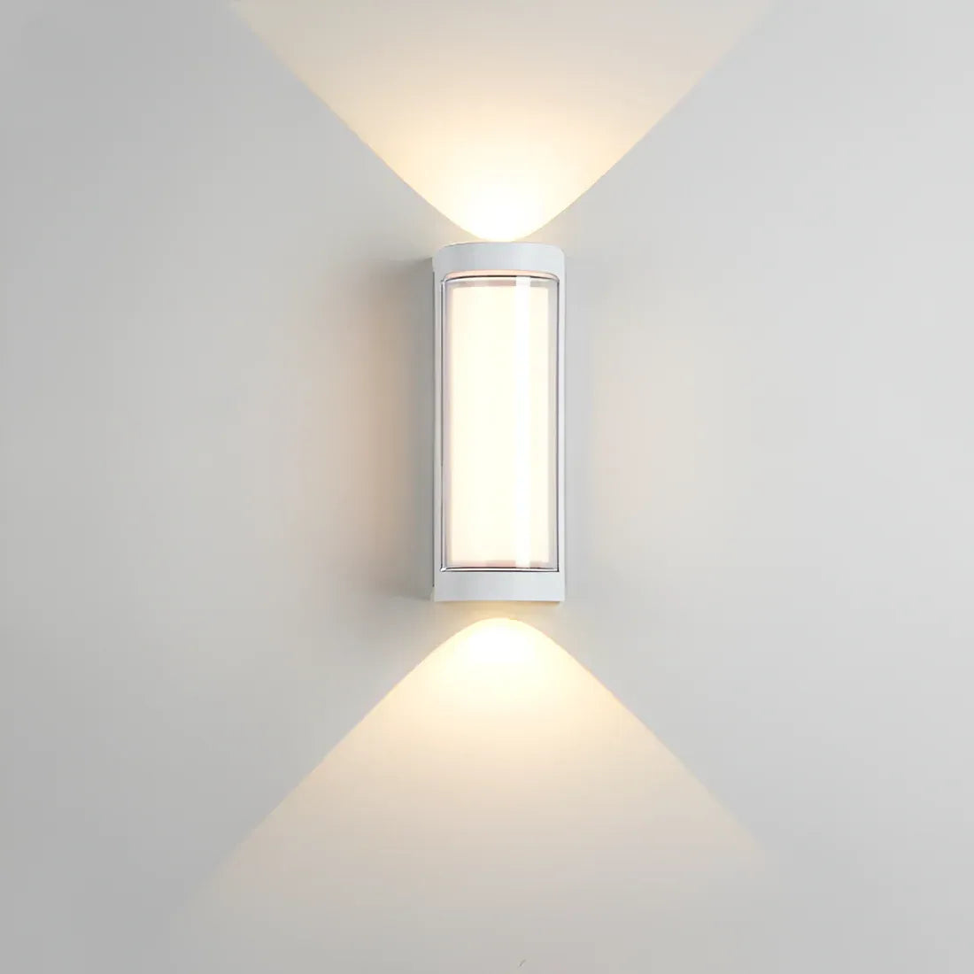 Außenwandleuchte mit mattem Acryldiffusor und LED-Beleuchtung nach oben und unten