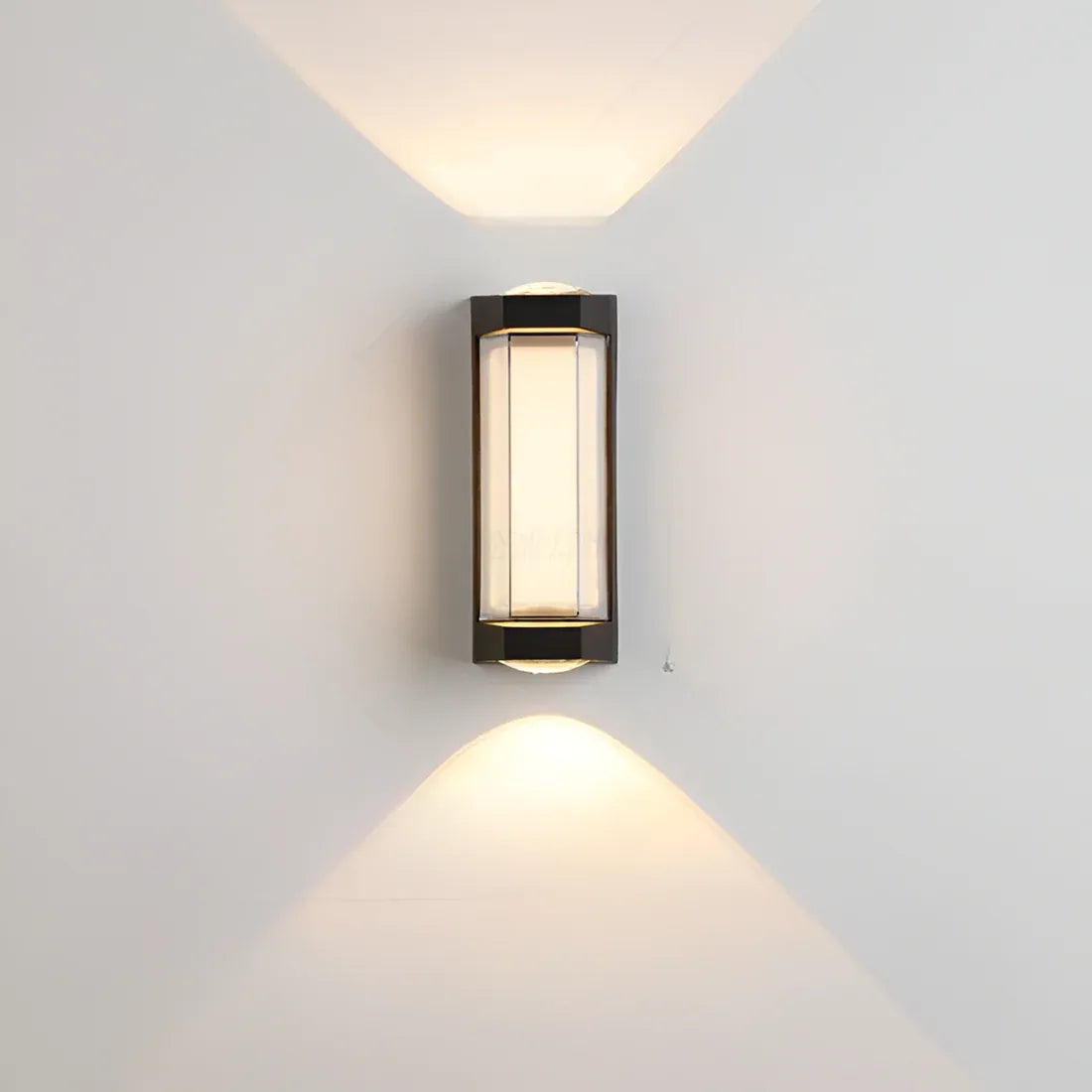 Außenwandleuchte mit mattem Acryldiffusor und LED-Beleuchtung nach oben und unten