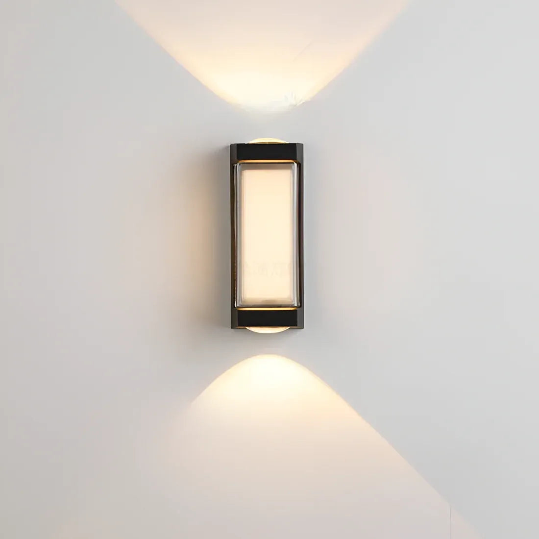 Außenwandleuchte mit mattem Acryldiffusor und LED-Beleuchtung nach oben und unten
