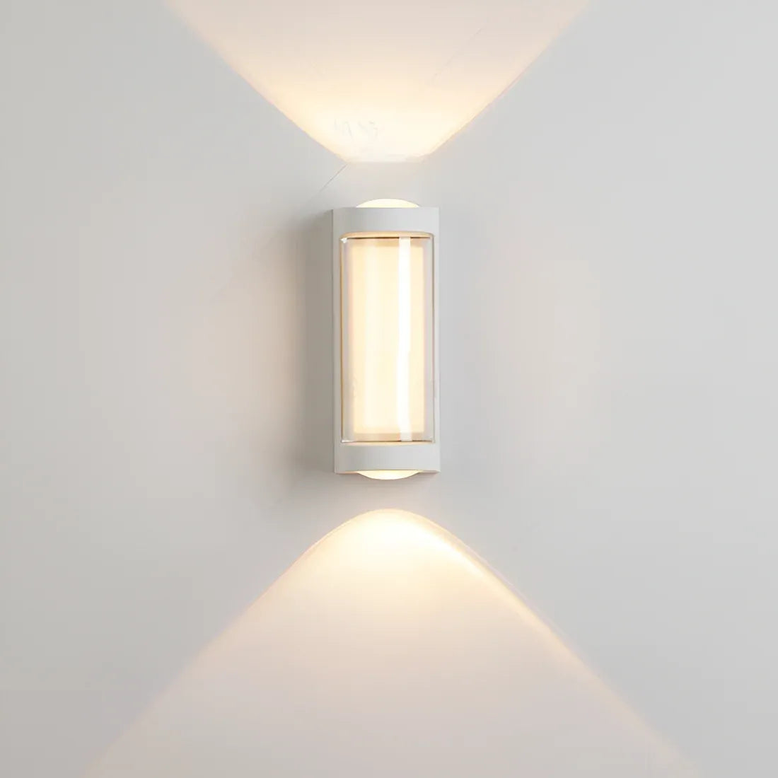 Außenwandleuchte mit mattem Acryldiffusor und LED-Beleuchtung nach oben und unten