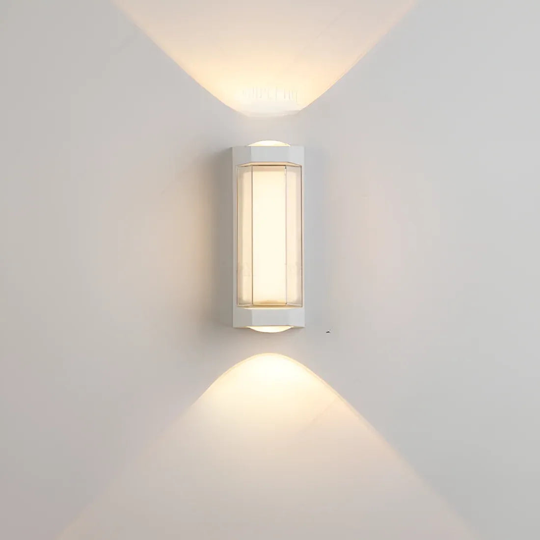 Außenwandleuchte mit mattem Acryldiffusor und LED-Beleuchtung nach oben und unten