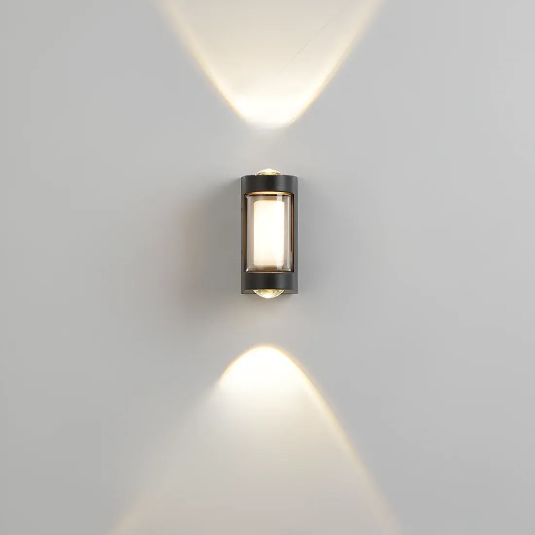 Außenwandleuchte mit mattem Acryldiffusor und LED-Beleuchtung nach oben und unten
