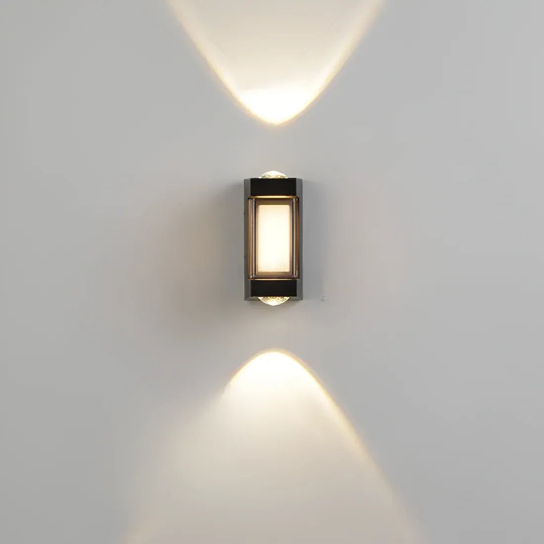Außenwandleuchte mit mattem Acryldiffusor und LED-Beleuchtung nach oben und unten