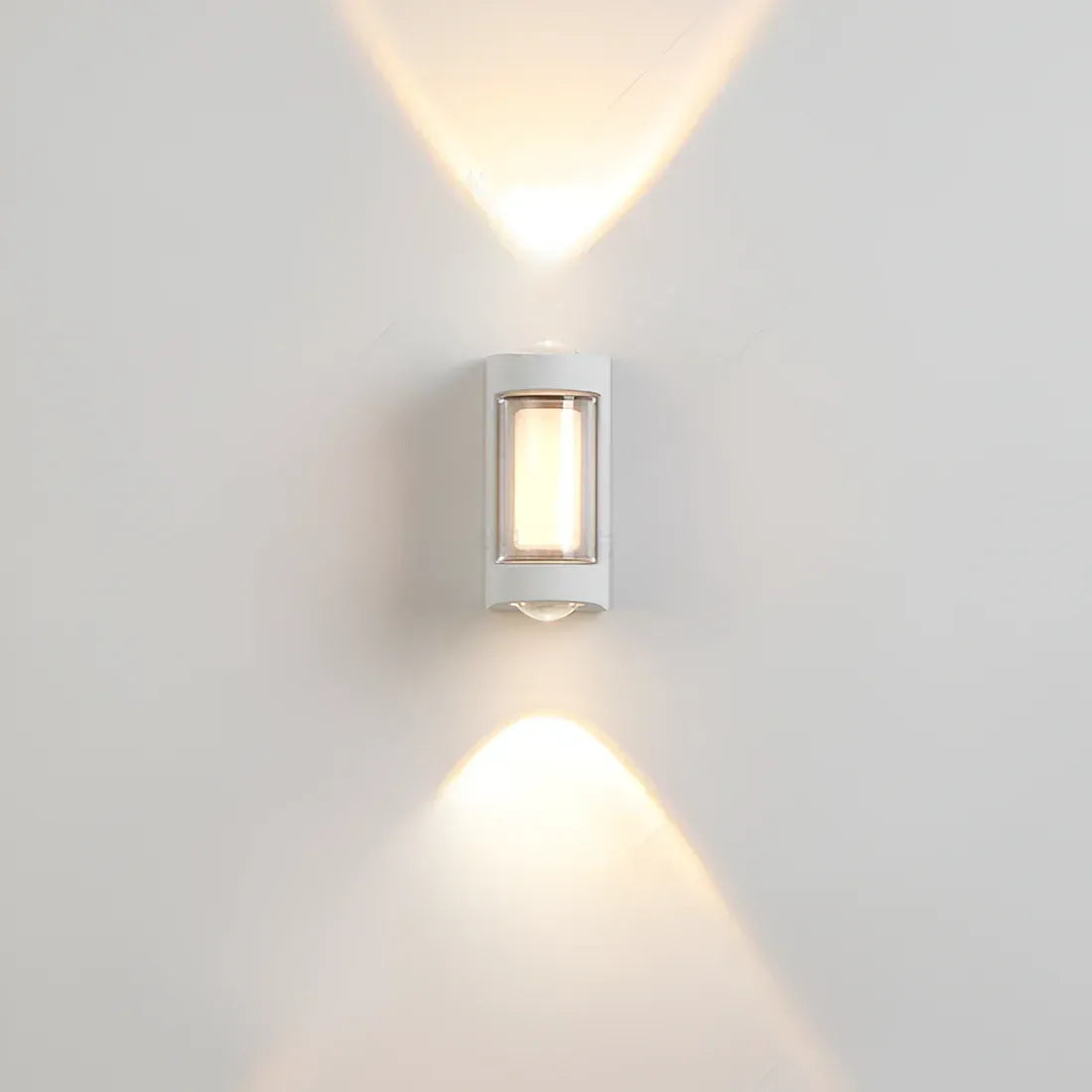 Außenwandleuchte mit mattem Acryldiffusor und LED-Beleuchtung nach oben und unten
