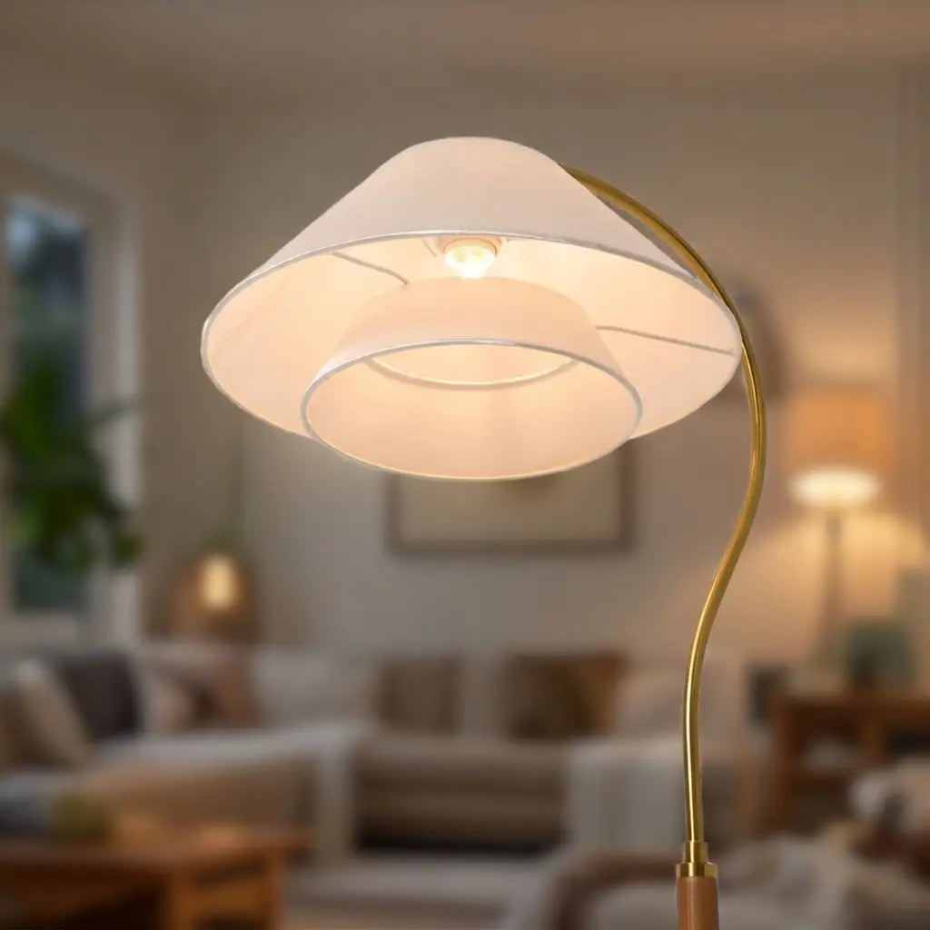 Bogen-Stehlampe mit Mid-Century-Holzgestell und Stoffschirm für das Wohnzimmer