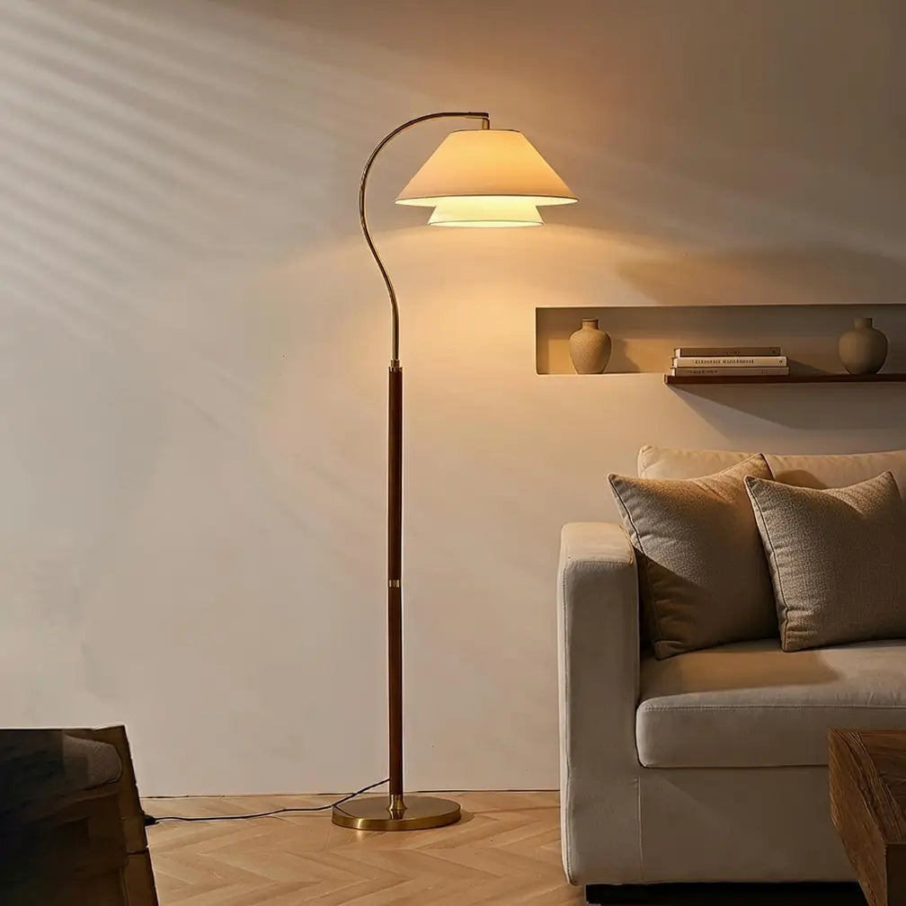 Bogen-Stehlampe mit Mid-Century-Holzgestell und Stoffschirm für das Wohnzimmer