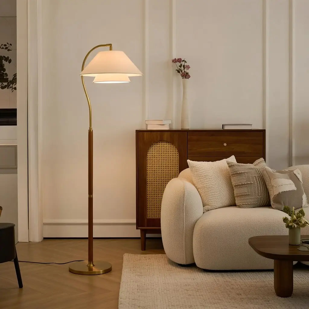 Bogen-Stehlampe mit Mid-Century-Holzgestell und Stoffschirm für das Wohnzimmer