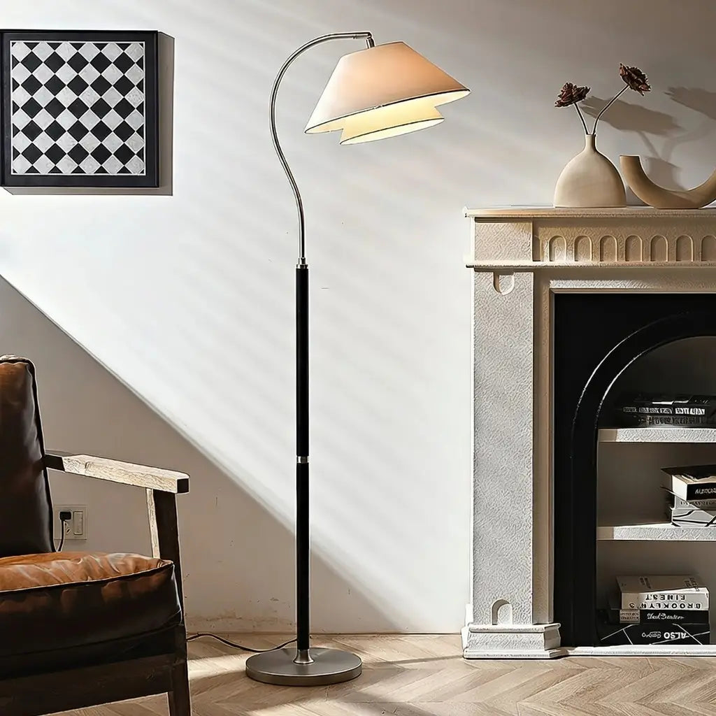 Bogen-Stehlampe mit Mid-Century-Holzgestell und Stoffschirm für das Wohnzimmer