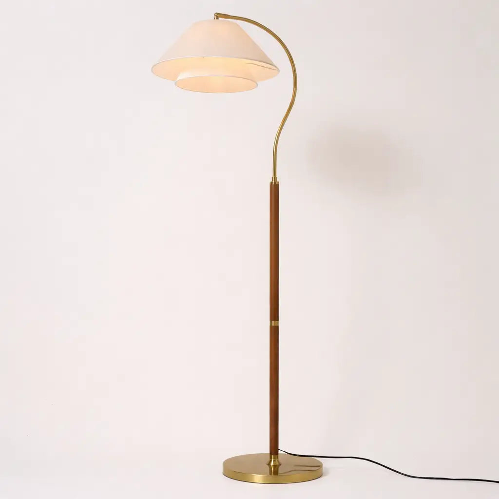 Bogen-Stehlampe mit Mid-Century-Holzgestell und Stoffschirm für das Wohnzimmer