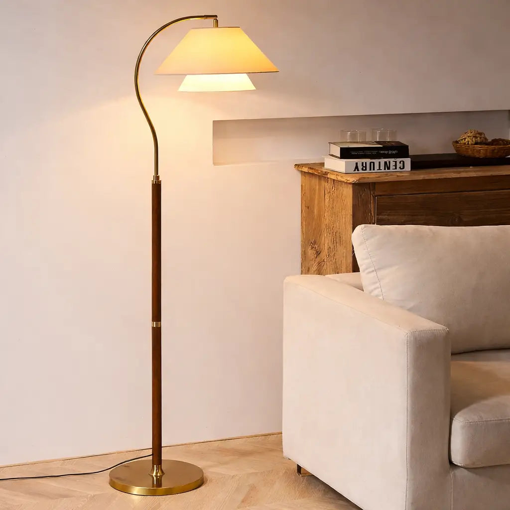 Bogen-Stehlampe mit Mid-Century-Holzgestell und Stoffschirm für das Wohnzimmer