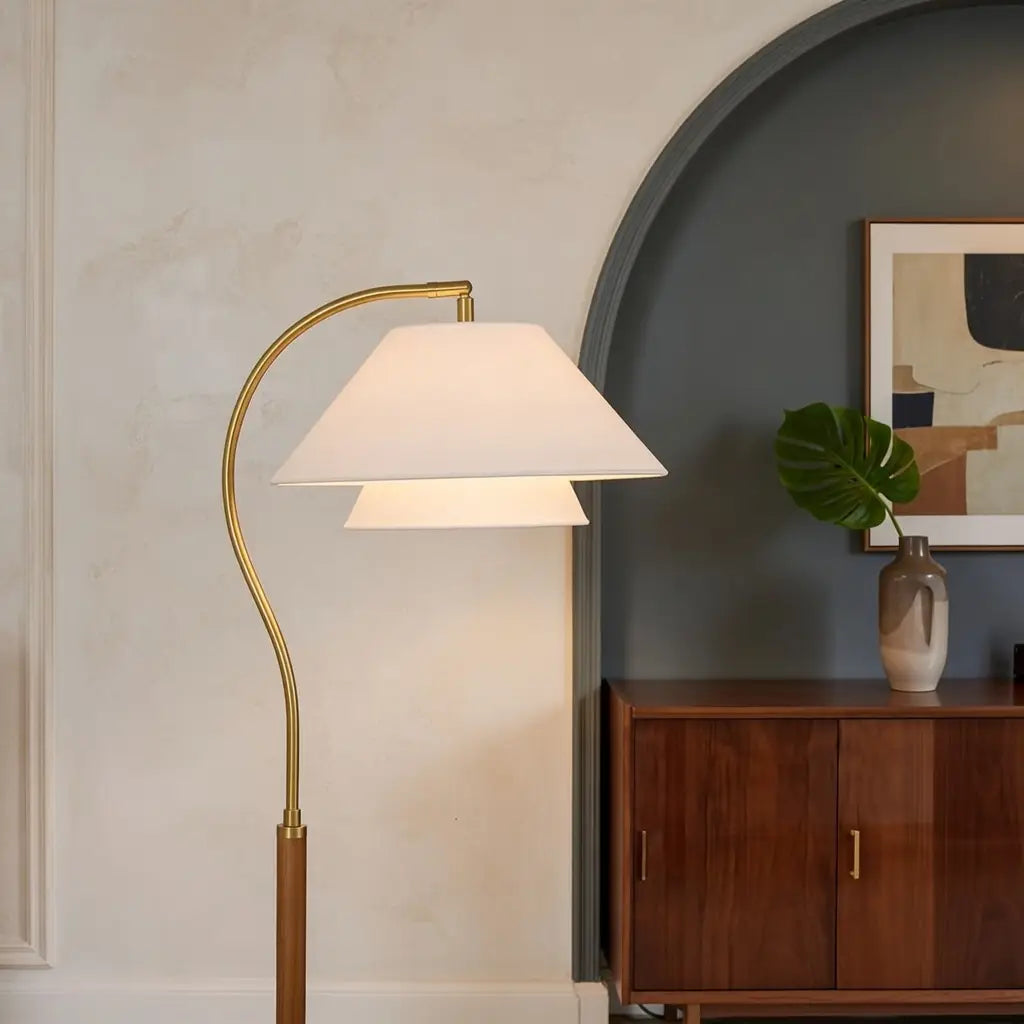Bogen-Stehlampe mit Mid-Century-Holzgestell und Stoffschirm für das Wohnzimmer