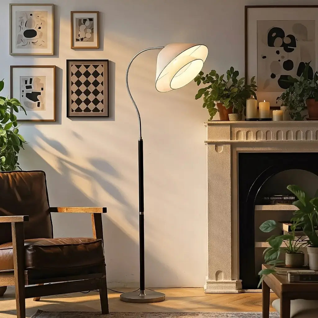 Bogen-Stehlampe mit Mid-Century-Holzgestell und Stoffschirm für das Wohnzimmer