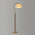 Bogen-Stehlampe mit Mid-Century-Holzgestell und Stoffschirm für das Wohnzimmer