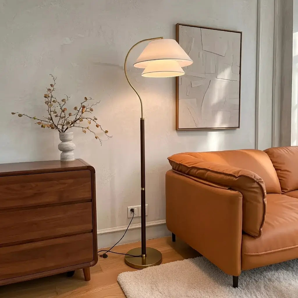 Bogen-Stehlampe mit Mid-Century-Holzgestell und Stoffschirm für das Wohnzimmer