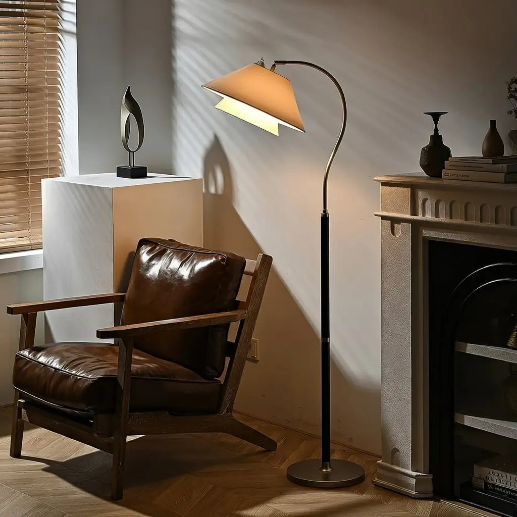 Bogen-Stehlampe mit Mid-Century-Holzgestell und Stoffschirm für das Wohnzimmer