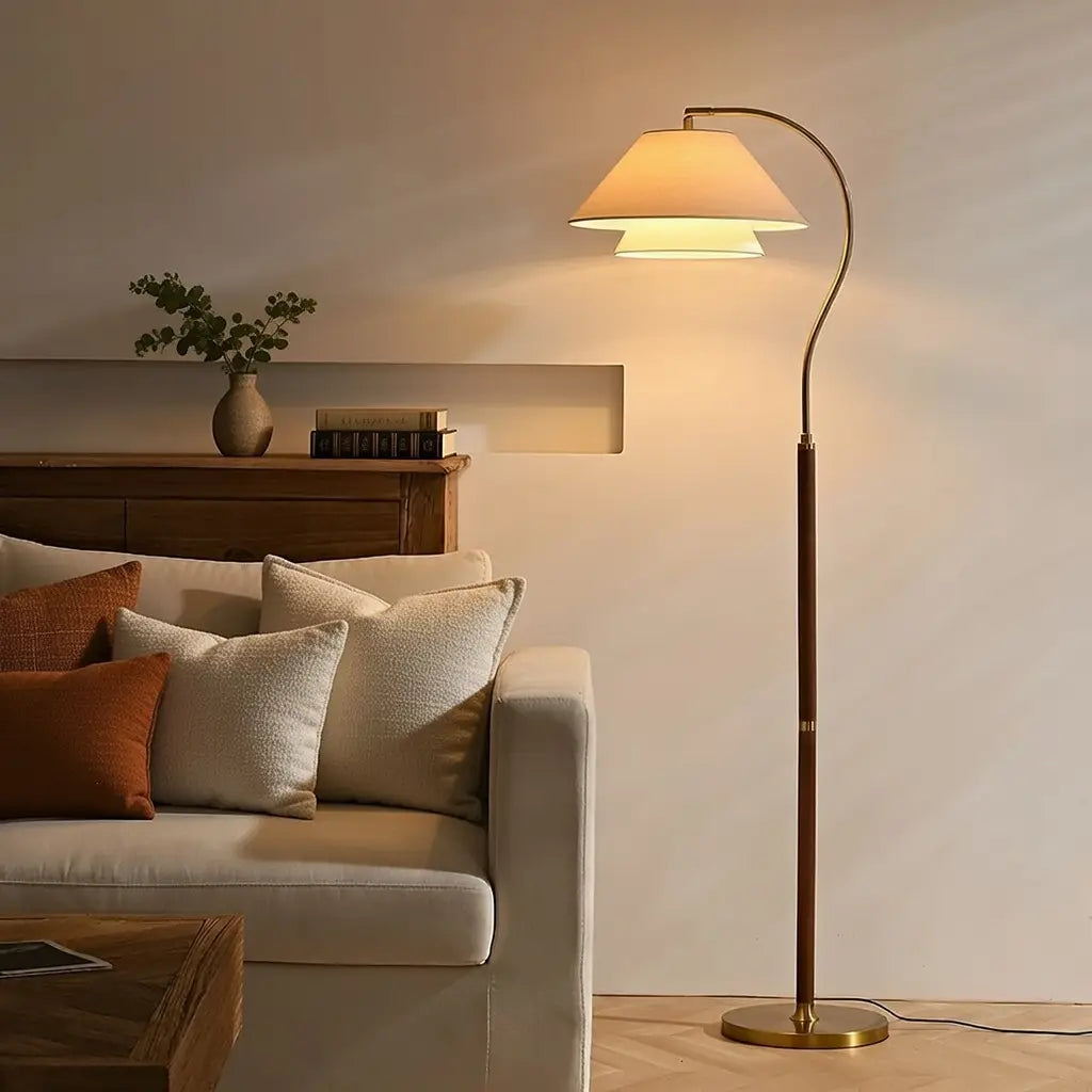 Bogen-Stehlampe mit Mid-Century-Holzgestell und Stoffschirm für das Wohnzimmer