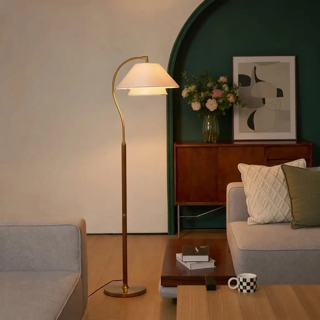 Bogen-Stehlampe mit Mid-Century-Holzgestell und Stoffschirm für das Wohnzimmer
